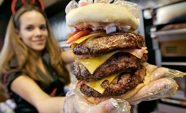 Клиент ресторана «Инфаркт-гриль» едва не умер, поедая тройной бургер