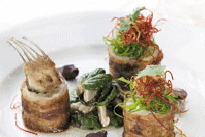 Панчетта, начиненная фаршем из кролика, со шпинатом, луком-шалотом и лесными грибами