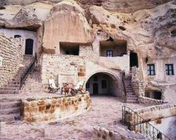 Пещерная гостиница и рестораны в Иране