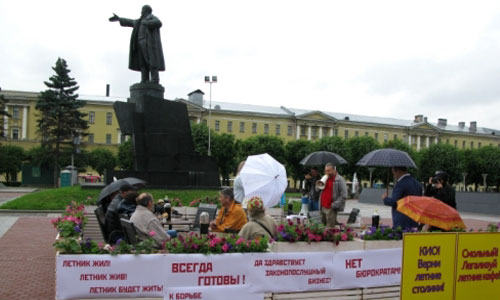 В Петербурге прошел митинг в защиту летних кафе