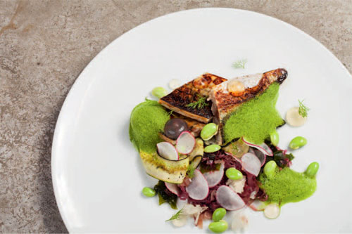 Мисо глазированная макрель с салатом из водорослей и огурца