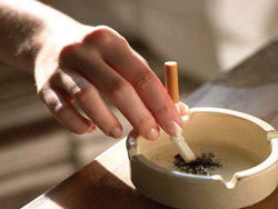 Испанцам запретили курить в ресторанах