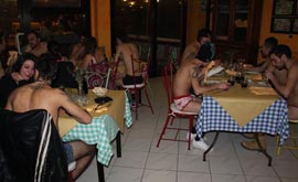 Ресторан в Италии бесплатно накормил клиентов без штанов