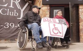Инвалид-колясочник отсудил у ресторана 100 тыс. рублей