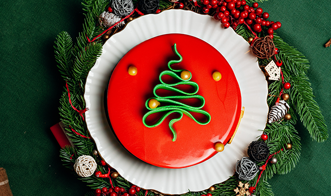 Новогодняя коллекция десертов в Волконском: муссовое пирожное «Новогодний шарик», торт «Рождественские сны», «шоколадная елка» и другие новинки