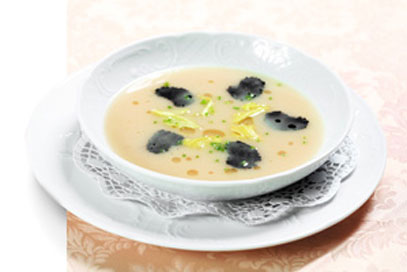 Крем-суп из сельдерея с ароматом масла белого трюфеля