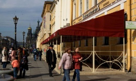 В Петербурге начнут борьбу с летними кафе
