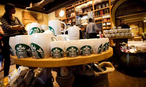 Starbucks поднимет зарплату и переоденет сотрудников 
