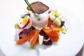 Салат из овощей с семгой и белым соусом «Прованс»