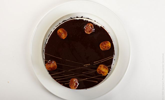Шоколадный торт с прослойкой из желе манго и тропическим муссом