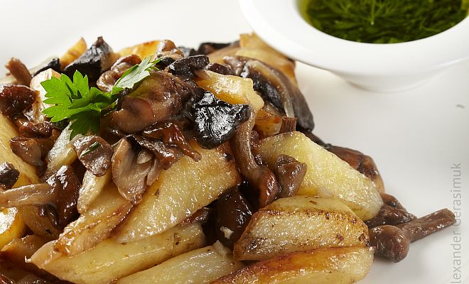 Картофель с лесными грибами и зеленой "Сальсой"