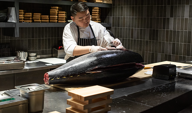 Шоу по разделыванию японского тунца в «‎Novikov Restaurant&Bar»‎
